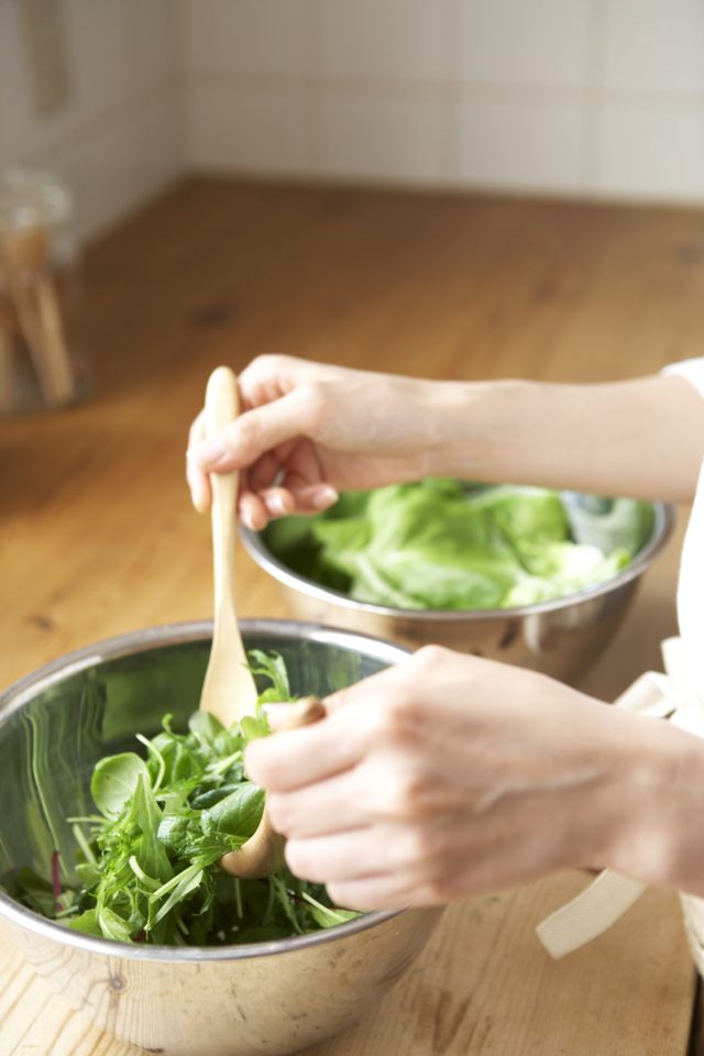 Une femme se prépare une salade saine.