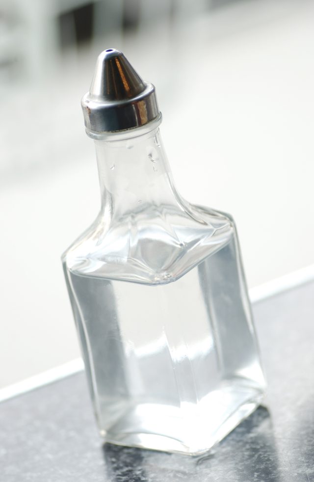 Le vinaigre blanc dans un shaker