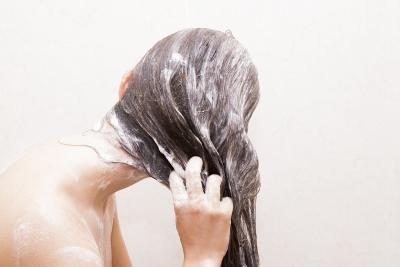 laver les cheveux de femme avec un traitement