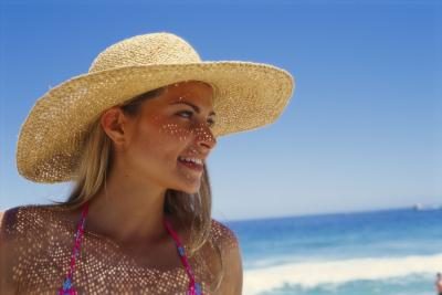 Femme portant un chapeau de soleil