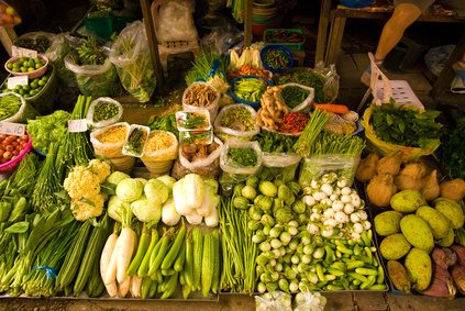 Vendant des légumes sur un marché