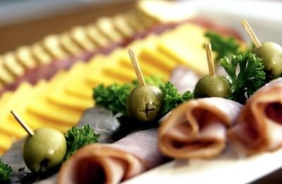 Un plateau d'amuse-gueules, y compris les olives et les viandes et les fromages assortis est une excellente idée pour les grands partis