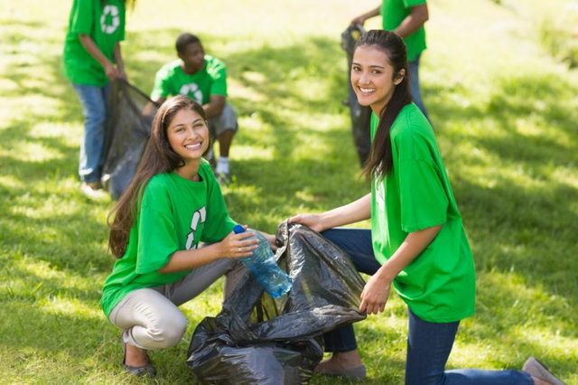 Une équipe de bénévoles est ramasser les déchets dans un parc.