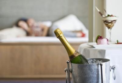 Profitez d'un repas romantique dans son lit avec du champagne.