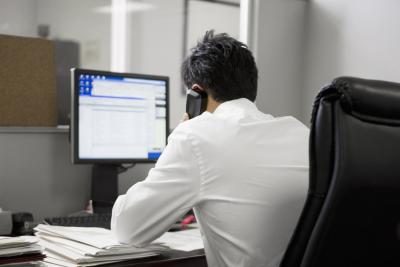 Assurez-vous de maintenir une bonne posture tout en travaillant à un bureau.