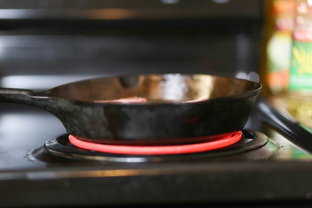 Comment chauffer huile de cuisson sur une cuisinière électrique