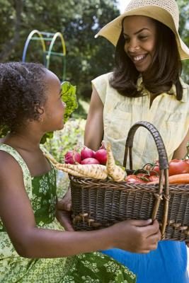 Maman et sa fille avec un panier de légumes