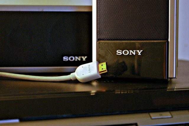 Comment Hook Up Maître amplificateur numérique de Sony à la TV