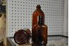 Ces vieilles bouteilles de Clorox et d'alcool sont faites de verre ambré.