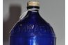 Ceci est une buanderie bleu cobalt bouteille de détergent à partir des années 1930.