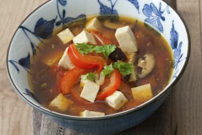 Une soupe de style asiatique avec tofu.