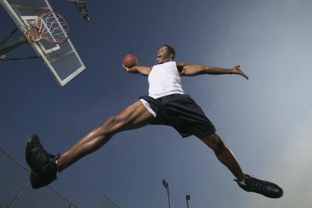 Un joueur de basket-ball est le slam dunk.