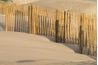 Si la clôture sera situé sur le côté de l'eau de la dune primaire, clôtures de sable doivent être installés dans des longueurs de 10 pieds parallèles les uns aux autres et à angle de 45 degrés à la côte.