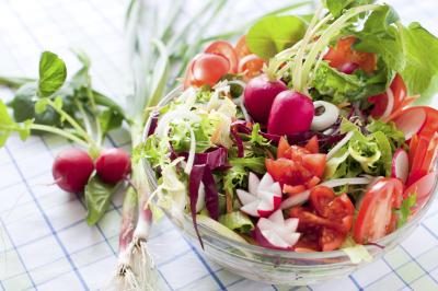 Radis peuvent être utilisés dans des salades.