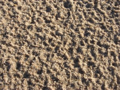 Sand est un fondement approprié pour dalles.