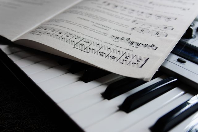 Comment apprendre le piano & amp; Accords organes en une minute