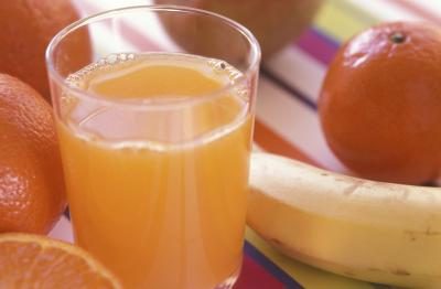 les fruits de jus pour les goûts sucrés qui équilibreront les jus de légumes vous're drinking.