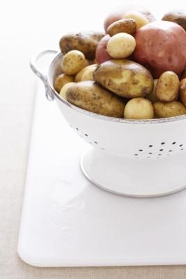 Crépine pleine de pommes de terre