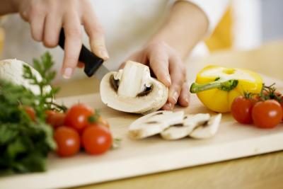 Couper les légumes ou la viande de cuisson doivent être effectués avant l'heure des repas.
