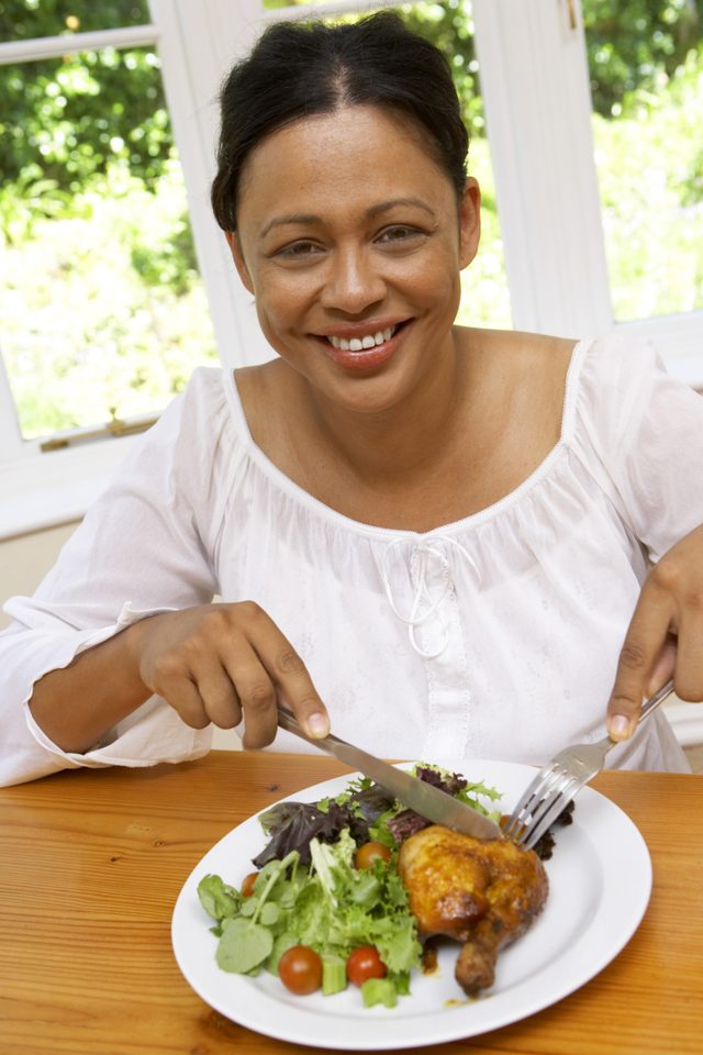 Maintenir un régime alimentaire sain. tenir à manger des protéines maigres comme le poulet.