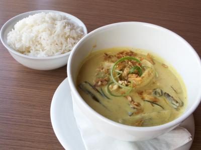 Poulet vietnamien avec du citron vert herbe au curry