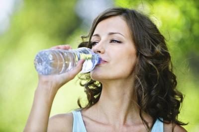 Buvez beaucoup d'eau pour rester hydraté.