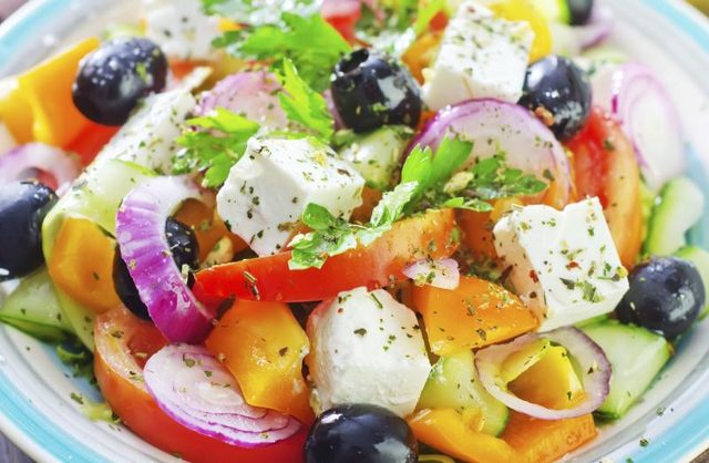 Méditerranéenne des fruits et salade de légumes.