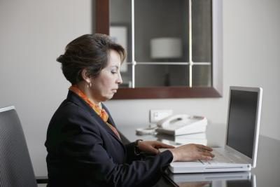 Femme d'affaires sur un ordinateur portable