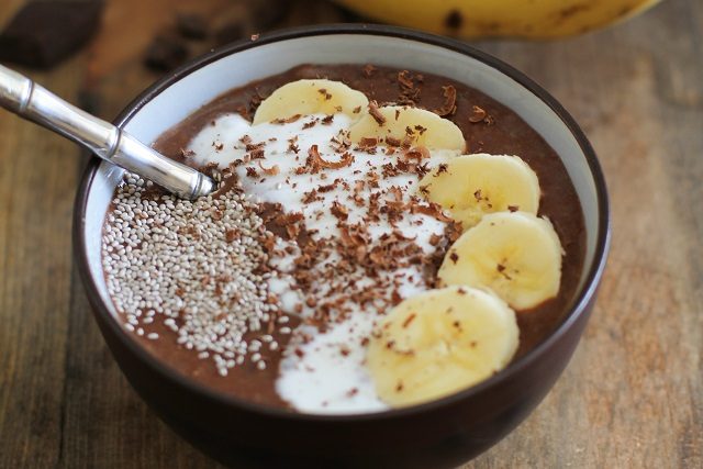 Un bol d'açai cacao de la banane fournit un savoureux regain d'énergie.