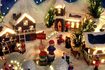 Bâtiments et figurines sur une plate-forme de village de Noël.