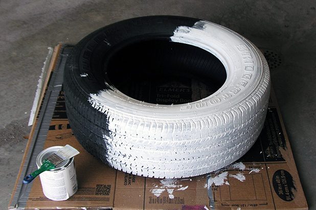 Premier et peindre le pneu sur les deux côtés.