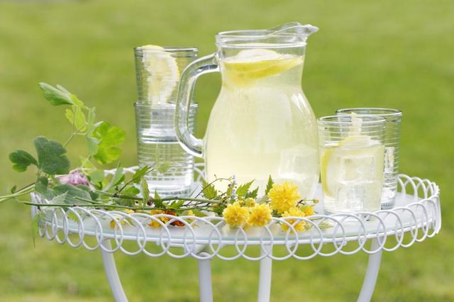 Laisser la limonade à reposer pendant 10 minutes, mélanger et servir.