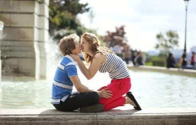 Femme embrasse l'homme en face de la fontaine