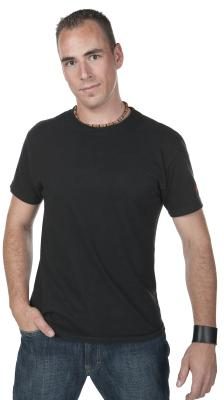 Choisir un T-shirt noir ou pastel pour votre costume.