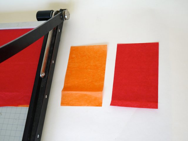 Coupez le tissu rouge et orange en 3-en-6 pouces rectangles.