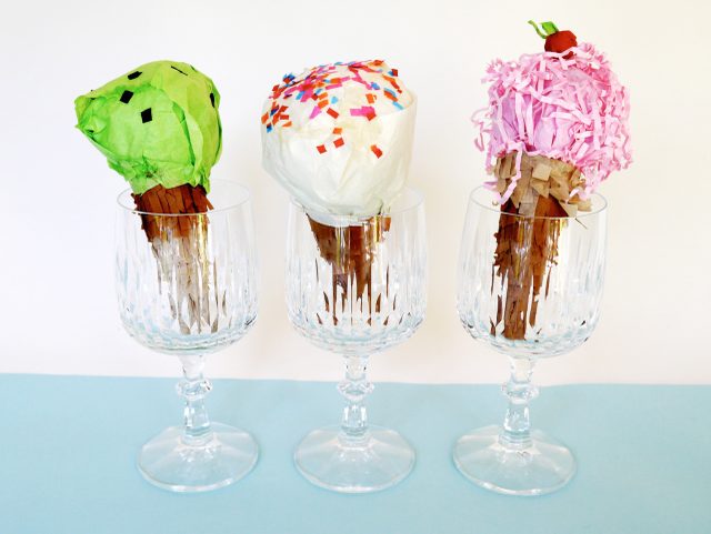 Mini-écran pinatas crème glacée de cône dans des verres pour le plaisir de table décor.