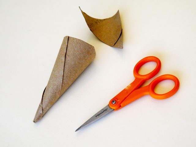 Créer une forme de cône à partir d'un rouleau de papier de toilette.