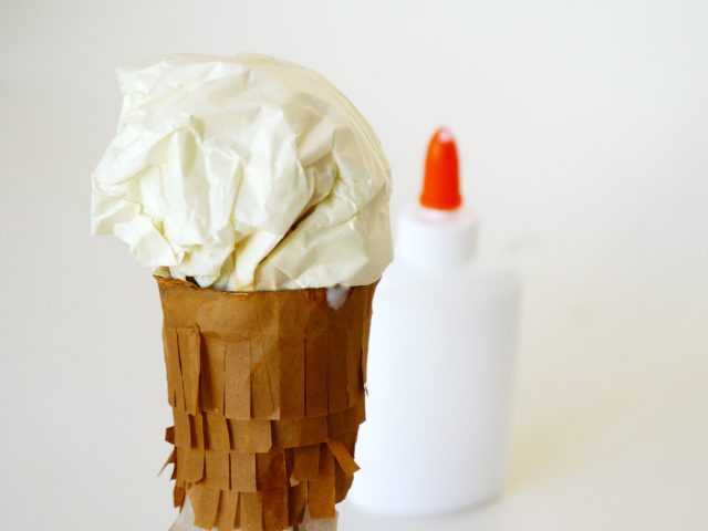 tissu Stuff dans le haut du cône de faire de la crème glacée.