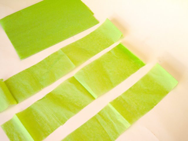 Coupez le tissu en bandes de couleur de 3 pouces.