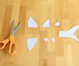 Couper le requin's fins and tail out of cardstock.