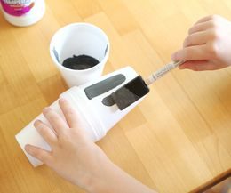 Appliquer la peinture grise pour les tasses à l'aide d'un pinceau éponge.