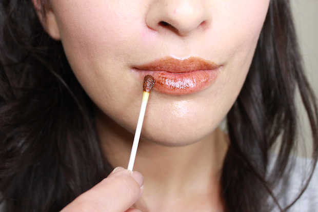 Utilisez un baume à lèvres contenant riches, des ingrédients apaisants comme le karité et le beurre de cacao
