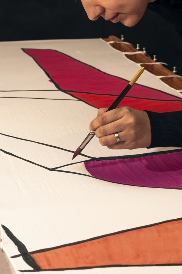 Close-up d'une femme's hand painting a cloth banner