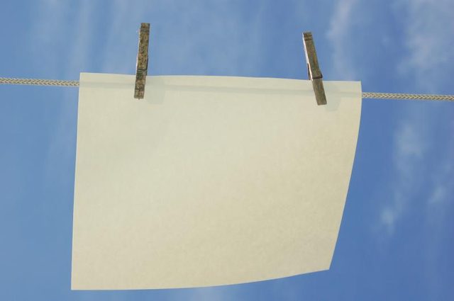 Papier accroché sur la corde à linge