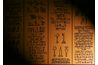 Hiéroglyphes égyptiens antiques sur un rouleau