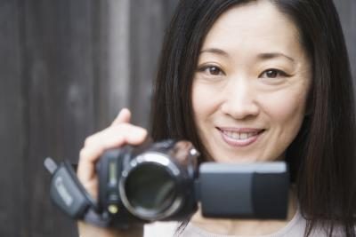 Femme exploitation caméra vidéo de poche