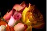 Rosebuds travaillent magnifiquement en appliquant Les Touches finales A Un candélabre floral.