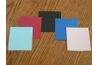 Utilisez de petits morceaux de papier cartonné pour ajouter un effet de couches de cartes.