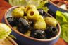 Non garnis, dénoyautées, olives marinées peuvent être trouvés dans la section épicerie de nombreuses épiceries.