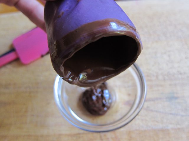 Remplissez le moule avec du chocolat
